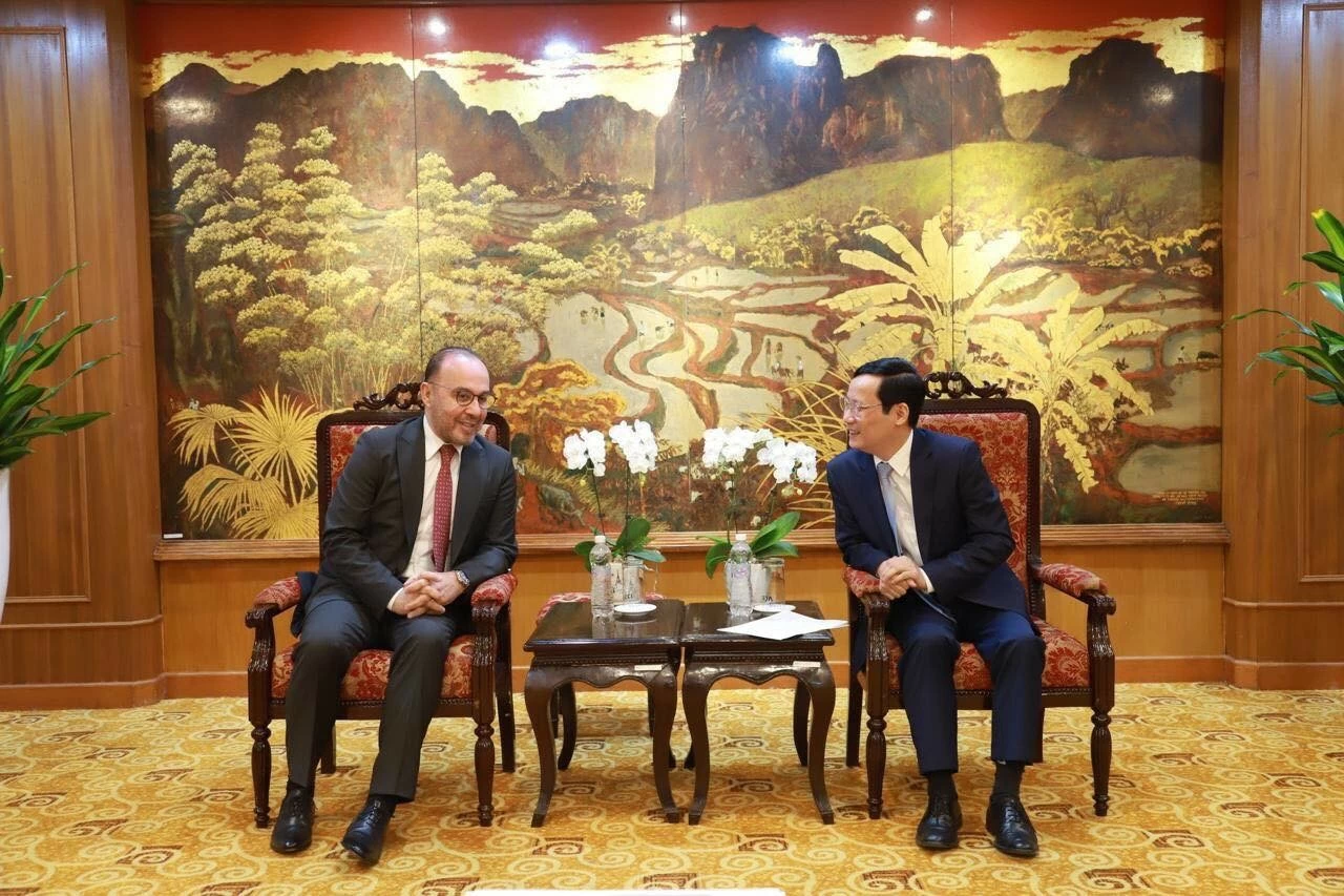 Đại sứ Qatar tại Việt Nam Khalid Ali Abdullah Abel gặp Chủ tịch VCCI Phạm Tấn Công thảo luận về triển vọng hợp tác thương mại song phương, tháng 8/2023. (Nguồn: ĐSQ Qatar tại Việt Nam) Đại sứ Qatar tại Việt Nam Khalid Ali Abdullah Abel gặp Chủ tịch VCCI Phạm Tấn Công thảo luận về triển vọng hợp tác thương mại song phương, tháng 8/2023. (Nguồn: ĐSQ Qatar tại Việt Nam)