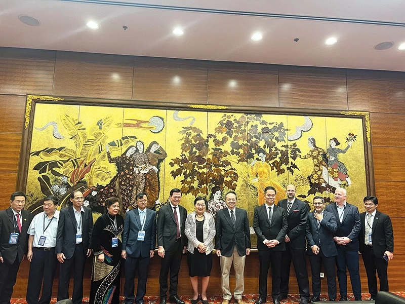 Dr. Thy Binh met and shared about the American Education Village Project with Mr. Nguyen Hong Linh, Secretary of the Dong Nai Provincial Party Committee and the representatives of Boeing Corporation. Dr. Thy Binh met and shared about the American Education Village Project with Mr. Nguyen Hong Linh, Secretary of the Dong Nai Provincial Party Committee and the representatives of Boeing Corporation.