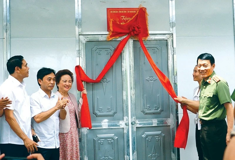 02 Tập đoàn BRG và Ngân hàng SeABank tài trợ xây 1.200 căn nhà cho các hộ gia đình khó khăn về nhà ở tại 2 tỉnh Hà Tĩnh và Nghệ An 02 Tập đoàn BRG và Ngân hàng SeABank tài trợ xây 1.200 căn nhà cho các hộ gia đình khó khăn về nhà ở tại 2 tỉnh Hà Tĩnh và Nghệ An