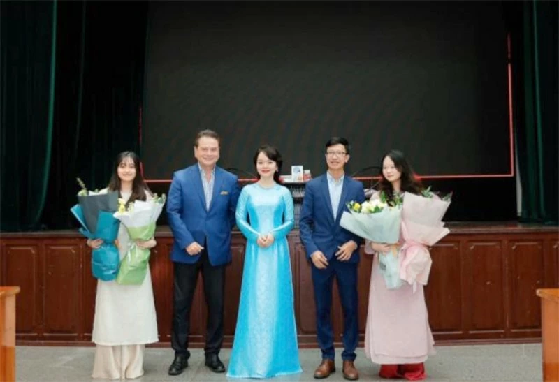 Book tour: 'Chat with Gen Z' Book tour: 'Chat with Gen Z'