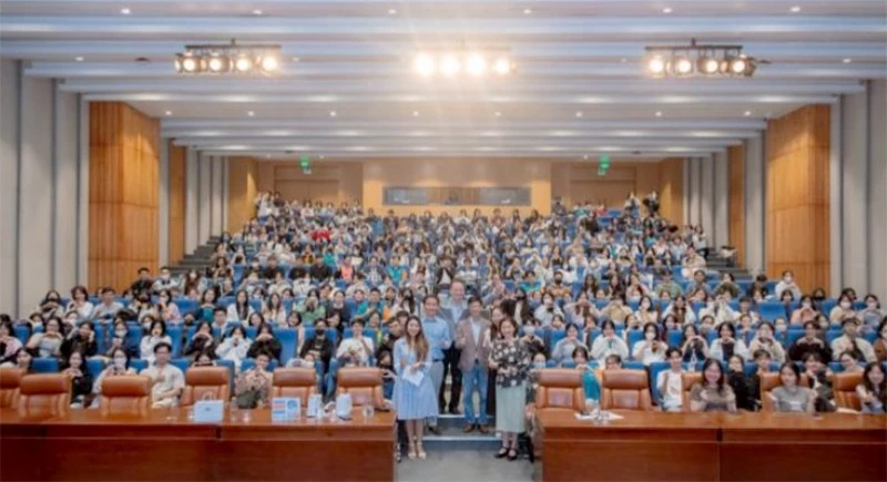 Author Trần Sĩ Chương, Director of Lifelong Learning Institution Nguyễn Anh Tuấn, and Mr. Vũ Trọng Đại had an exchange with students of the University of Economics Ho Chi Minh City on the morning of October 21. Author Trần Sĩ Chương, Director of Lifelong Learning Institution Nguyễn Anh Tuấn, and Mr. Vũ Trọng Đại had an exchange with students of the University of Economics Ho Chi Minh City on the morning of October 21.