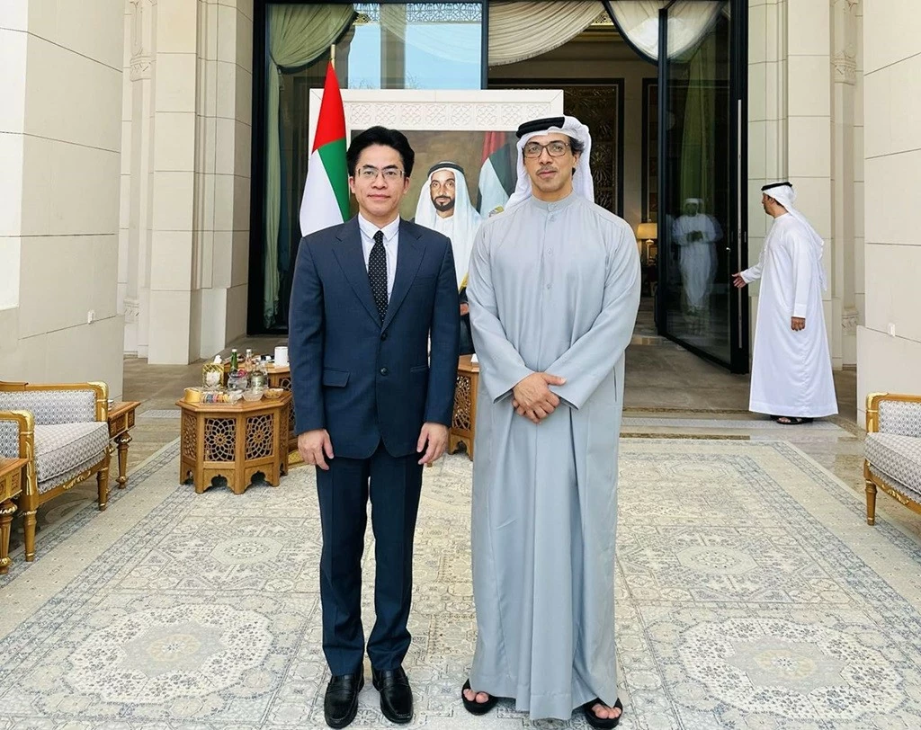 Đại sứ Việt Nam tại UAE Nguyễn Thanh Diệp tiếp kiến Phó Tổng thống UAE Sheikh Mansour bin Zayed Al Nahyan. (Ảnh: Đại sứ quán Việt Nam tại UAE)
