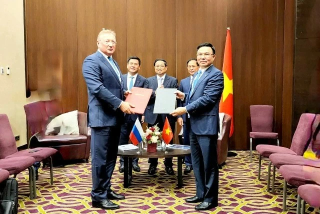 PM Pham Minh Chinh receives General Director of Russian oil and gas company Zarubezhneft PM Pham Minh Chinh receives General Director of Russian oil and gas company Zarubezhneft
