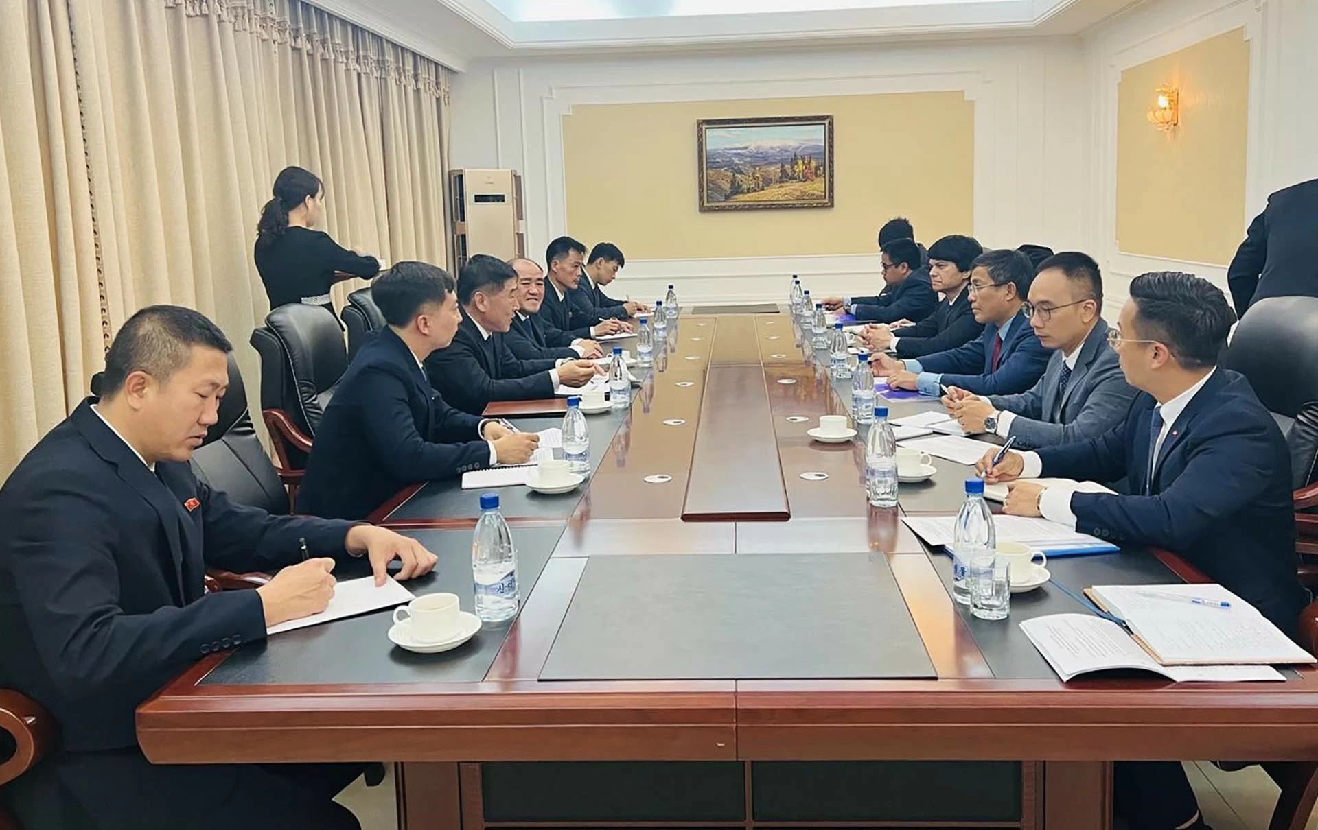 Thứ trưởng Thường trực Nguyễn Minh Vũ và Thứ trưởng Ngoại giao Triều Tiên Pak Sang Gil tiến hành trao đổi chính sách luân phiên cấp Thứ trưởng Ngoại giao Việt Nam-Triều Tiên lần thứ 5. Thứ trưởng Thường trực Nguyễn Minh Vũ và Thứ trưởng Ngoại giao Triều Tiên Pak Sang Gil tiến hành trao đổi chính sách luân phiên cấp Thứ trưởng Ngoại giao Việt Nam-Triều Tiên lần thứ 5.