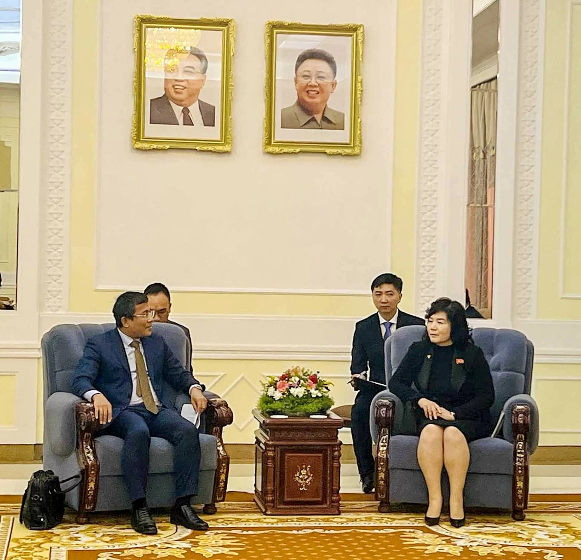 Thứ trưởng Thường trực Nguyễn Minh Vũ chào Bộ trưởng Ngoại giao Triều Tiên Choe Son Hui. Thứ trưởng Thường trực Nguyễn Minh Vũ chào Bộ trưởng Ngoại giao Triều Tiên Choe Son Hui.