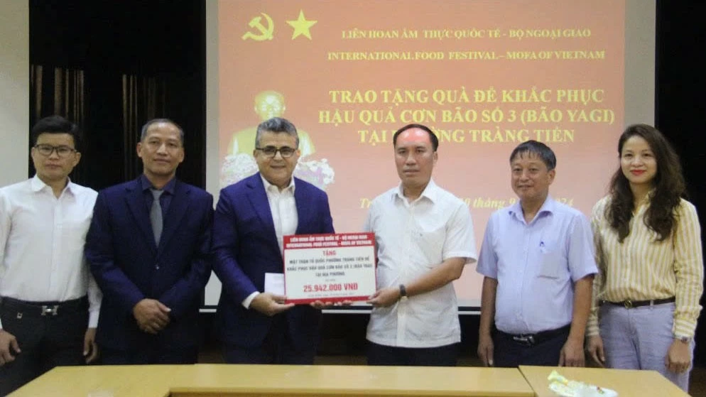 Đại sứ Palestine tại Việt Nam Saadi Salama Chương trình Liên hoan ẩm thực Quốc tế ủng hộ khắc phục hậu quả do cơn bão số 3 gây ra Đại sứ Palestine tại Việt Nam Saadi Salama Chương trình Liên hoan ẩm thực Quốc tế ủng hộ khắc phục hậu quả do cơn bão số 3 gây ra