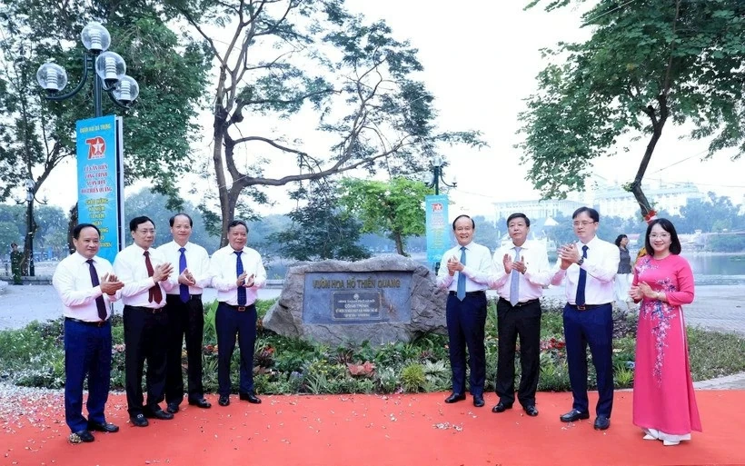 A commemorative plaque for Thien Quang lake flower garden in Hanoi unveiled A commemorative plaque for Thien Quang lake flower garden in Hanoi unveiled