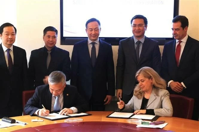 General Director of SCIC Nguyen Quoc Huy (L) and Chief International Business Officer of SACE Michal Ron ink a MoU on cooperation between the two sides. (Photo: VNA) General Director of SCIC Nguyen Quoc Huy (L) and Chief International Business Officer of SACE Michal Ron ink a MoU on cooperation between the two sides. (Photo: VNA)