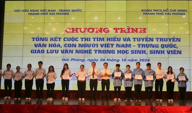 Winners of the competition awarded at the ceremony. (Photo: VNA) Winners of the competition awarded at the ceremony. (Photo: VNA)