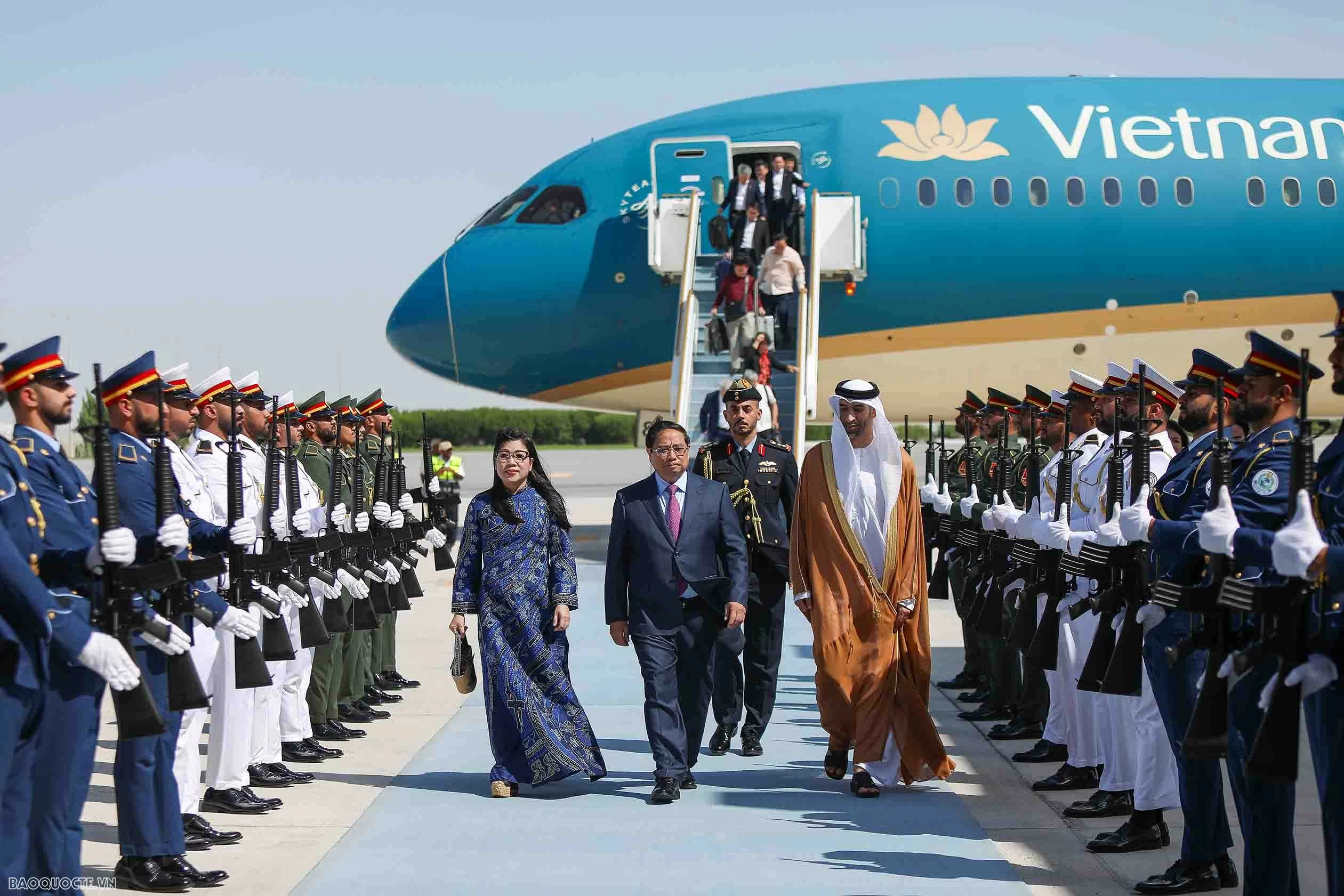 Thủ tướng Phạm Minh Chính và Phu nhân đến Abu Dhahi, bắt đầu chuyến thăm chính thức UAE Prime Minister Pham Minh Chinh arrives in Abu Dhabi, beginning official visit to UAE