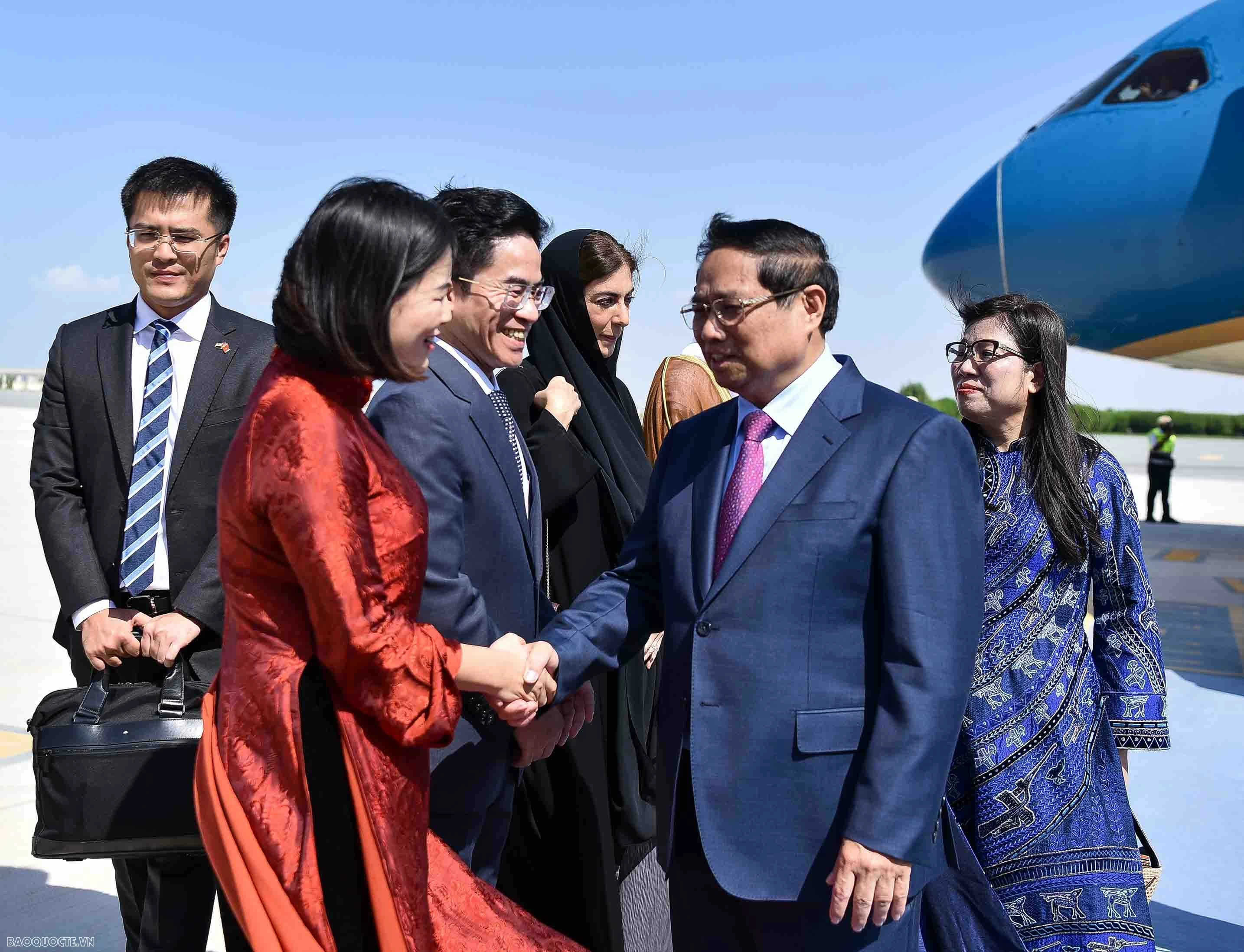 Thủ tướng Phạm Minh Chính và Phu nhân đến Abu Dhahi, bắt đầu chuyến thăm chính thức UAE Prime Minister Pham Minh Chinh arrives in Abu Dhabi, beginning official visit to UAE