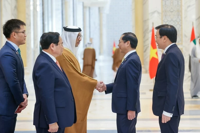Quan chức 2 bên chào ra mắt Thủ tướng Phạm Minh Chính và Phó Tổng thống UAE. (Ảnh: Nhật Bắc) Quan chức 2 bên chào ra mắt Thủ tướng Phạm Minh Chính và Phó Tổng thống UAE. (Ảnh: Nhật Bắc)