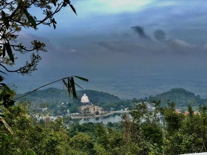 Đỉnh núi Cấm mang hồn thiêng mười phần Đỉnh núi Cấm mang hồn thiêng mười phần