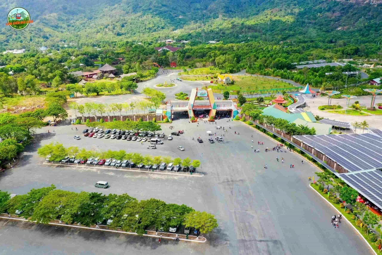 Diện mạo của du lịch núi Cấm bắt mắt ngay từ cổng vào tráng lệ Diện mạo của du lịch núi Cấm bắt mắt ngay từ cổng vào tráng lệ