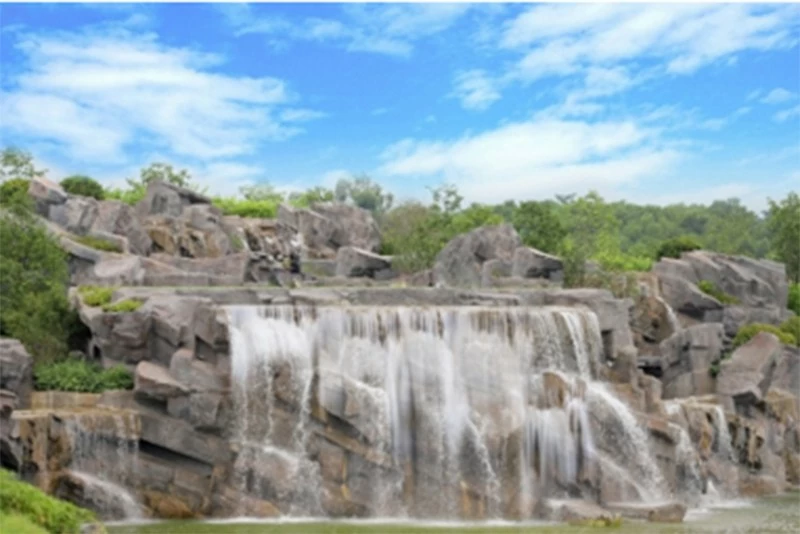 The unique hole 19 of the Kings Course yard with the ball is located on the top of the waterfall The unique hole 19 of the Kings Course yard with the ball is located on the top of the waterfall
