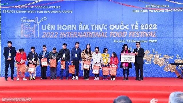 International Food Festival transfers charity money to the Vietnam Fatherland Front International Food Festival transfers charity money to the Vietnam Fatherland Front
