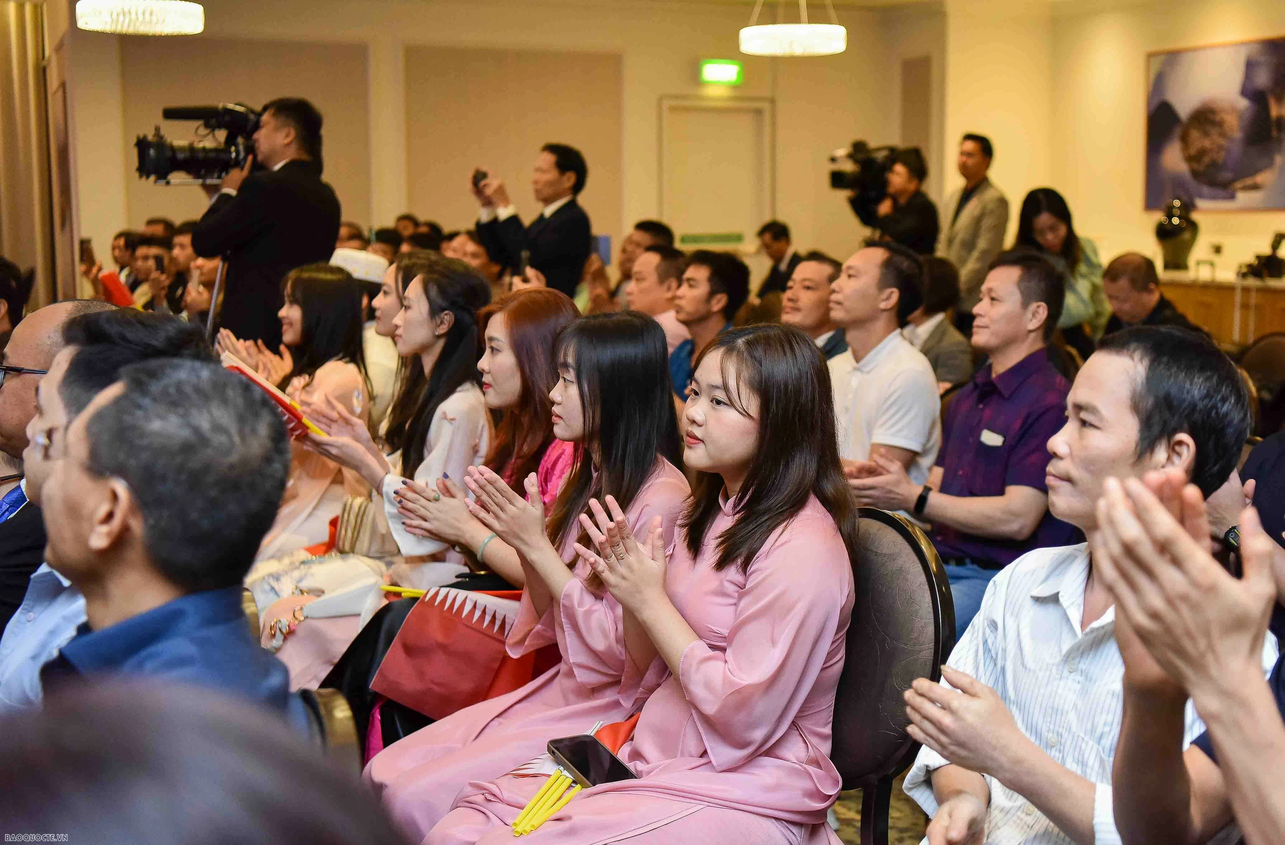 PM Pham Minh Chinh meets with representatives of Vietnamese community in Qatar PM Pham Minh Chinh meets with representatives of Vietnamese community in Qatar