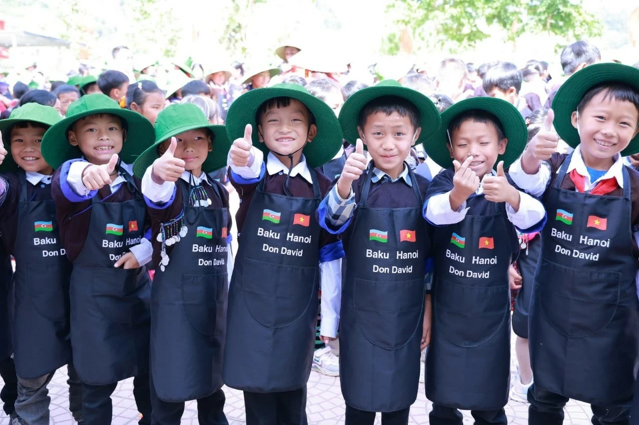 Học sinh Trường Phổ thông Dân tộc bán trú Tiểu học và Trung học cơ sở Dế Xu Phình, huyện Mù Căng Chải, tỉnh Yên Bái. (Nguồn: ĐSQ Azerbaijan tại Việt Nam) Học sinh Trường Phổ thông Dân tộc bán trú Tiểu học và Trung học cơ sở Dế Xu Phình, huyện Mù Căng Chải, tỉnh Yên Bái. (Nguồn: ĐSQ Azerbaijan tại Việt Nam)