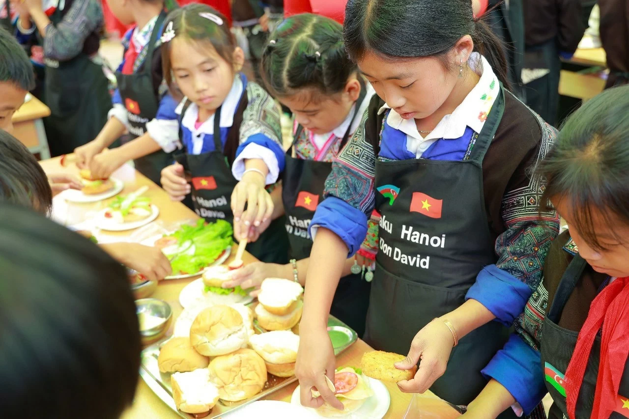 Học sinh Trường Phổ thông Dân tộc bán trú Tiểu học và Trung học cơ sở Dế Xu Phình, huyện Mù Căng Chải, tỉnh Yên Bái. (Nguồn: ĐSQ Azerbaijan tại Việt Nam) Học sinh Trường Phổ thông Dân tộc bán trú Tiểu học và Trung học cơ sở Dế Xu Phình, huyện Mù Căng Chải, tỉnh Yên Bái. (Nguồn: ĐSQ Azerbaijan tại Việt Nam)