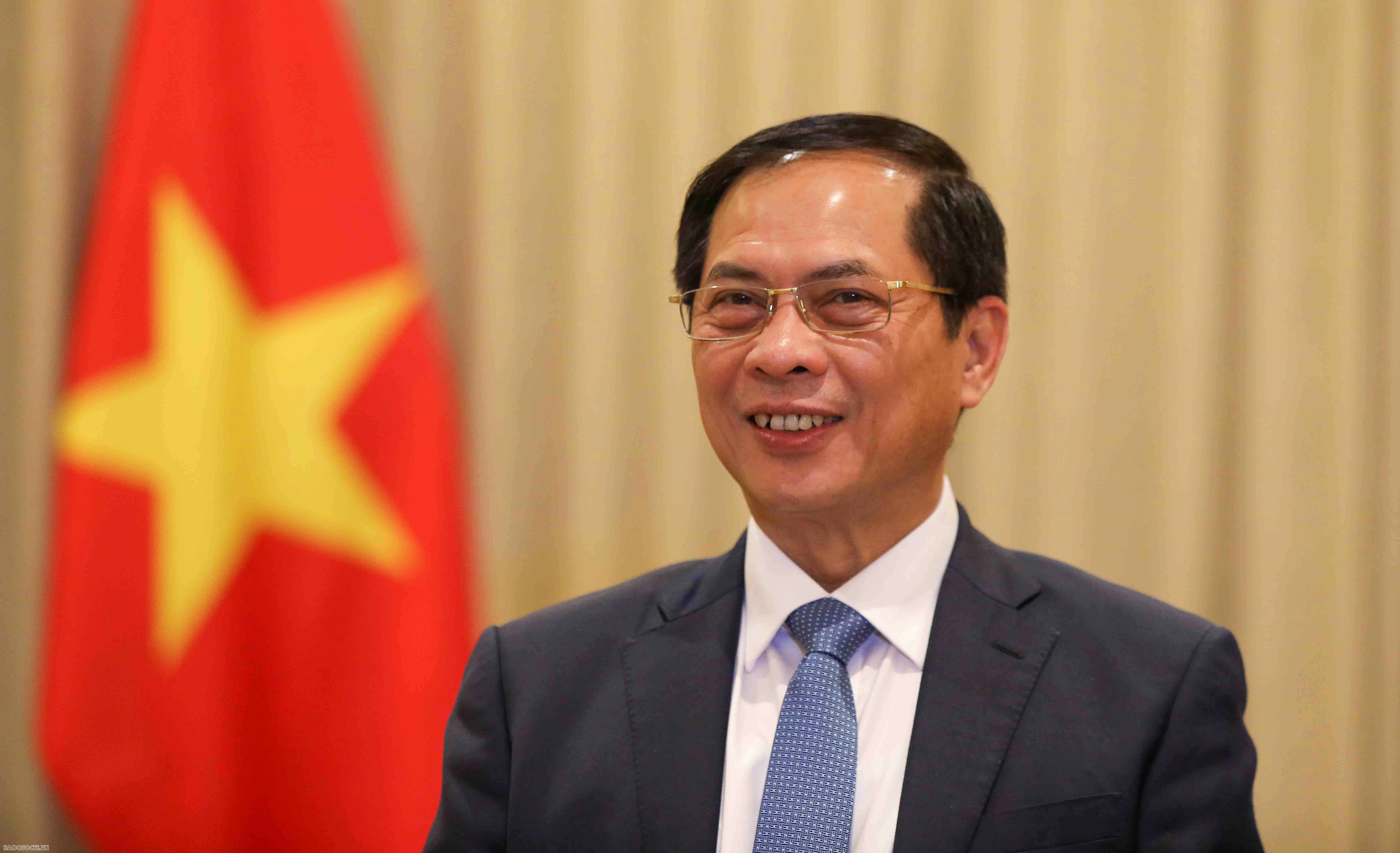 Coi trọng thời gian, coi trọng trí tuệ, mở ra không gian phát triển mới cho quan hệ Việt Nam và ba nước Trung Đông PM's visits to three Middle East countries produces important outcomes: Deputy PM and FM Bui Thanh Son