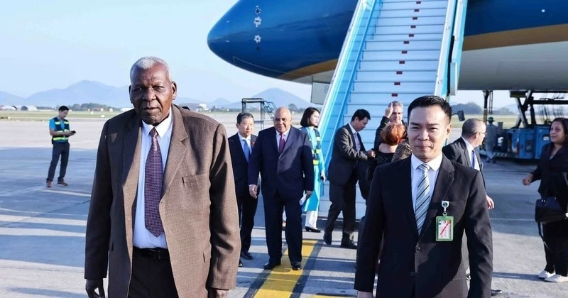 A welcome ceremony for President of the National Assembly of People’s Power of Cuba Esteban Lazo Hernandez at Noi Bai international airport. (Photo: VNA) A welcome ceremony for President of the National Assembly of People’s Power of Cuba Esteban Lazo Hernandez at Noi Bai international airport. (Photo: VNA)