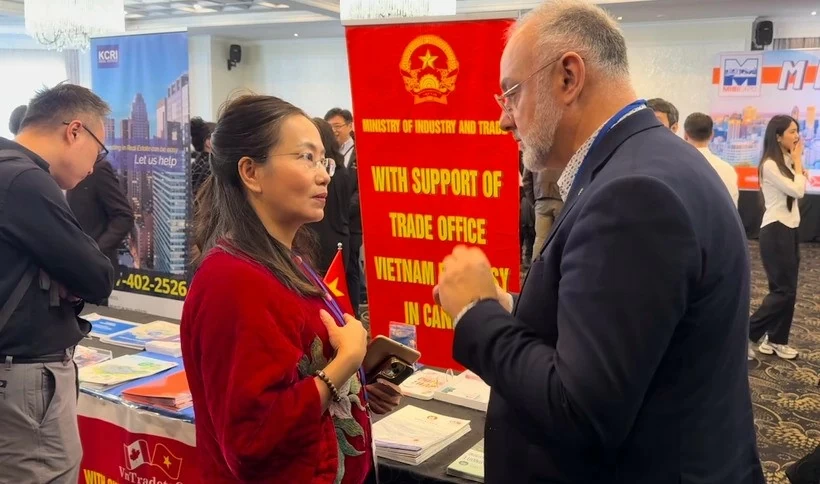 Tran Thu Quynh (left), trade counsellor of Vietnam in Canada, talks to Aref Salem, a Montreal City Councilor for Saint Laurent district, at the 2024 MIBIExpo. (Photo: VNA) Tran Thu Quynh (left), trade counsellor of Vietnam in Canada, talks to Aref Salem, a Montreal City Councilor for Saint Laurent district, at the 2024 MIBIExpo. (Photo: VNA)