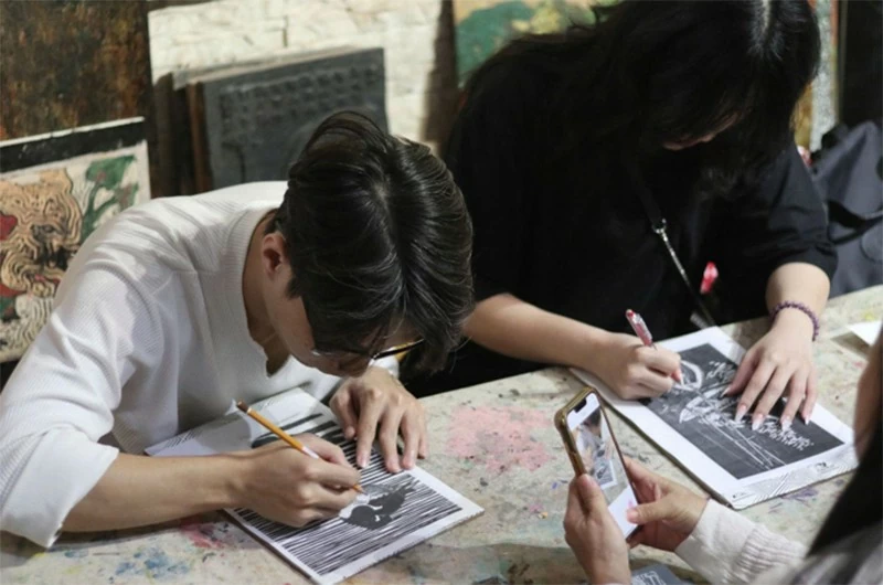 Gen Z participants experiencing the creation of various folk paintings at the “Cham Sac” event Gen Z participants experiencing the creation of various folk paintings at the “Cham Sac” event