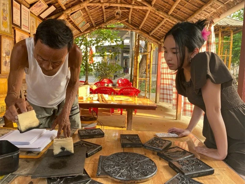 Khue Anh in a conversation with a Sình Village painting artisan in Hue. Khue Anh in a conversation with a Sình Village painting artisan in Hue.
