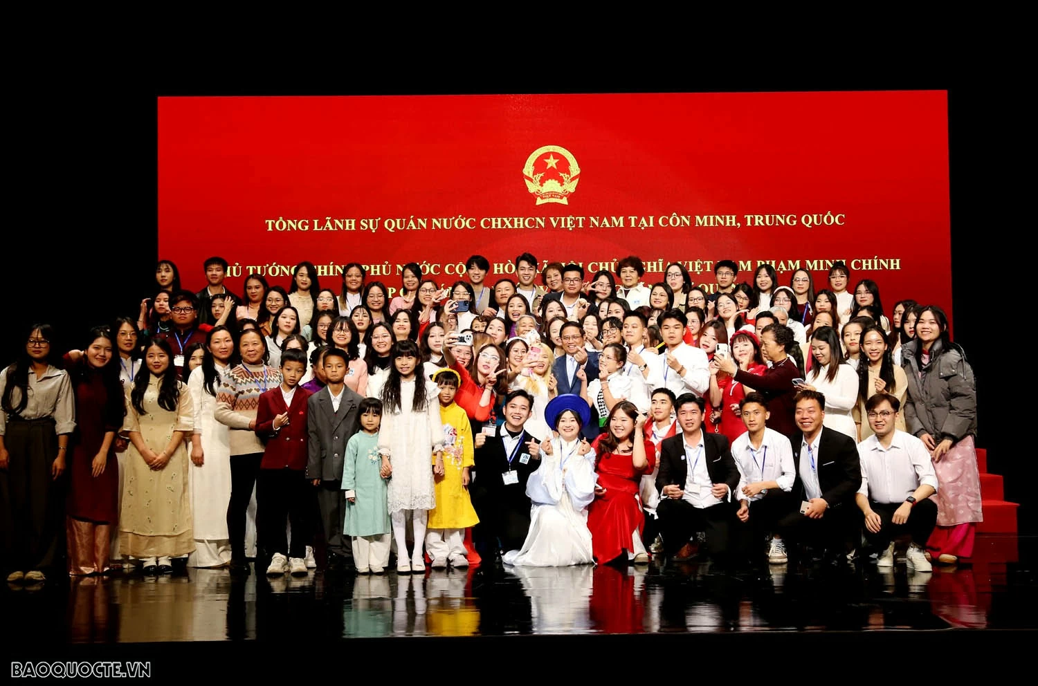 PM Pham Minh Chinh meets Vietnamese citizens in China’s Yunnan province PM Pham Minh Chinh meets Vietnamese citizens in China’s Yunnan province