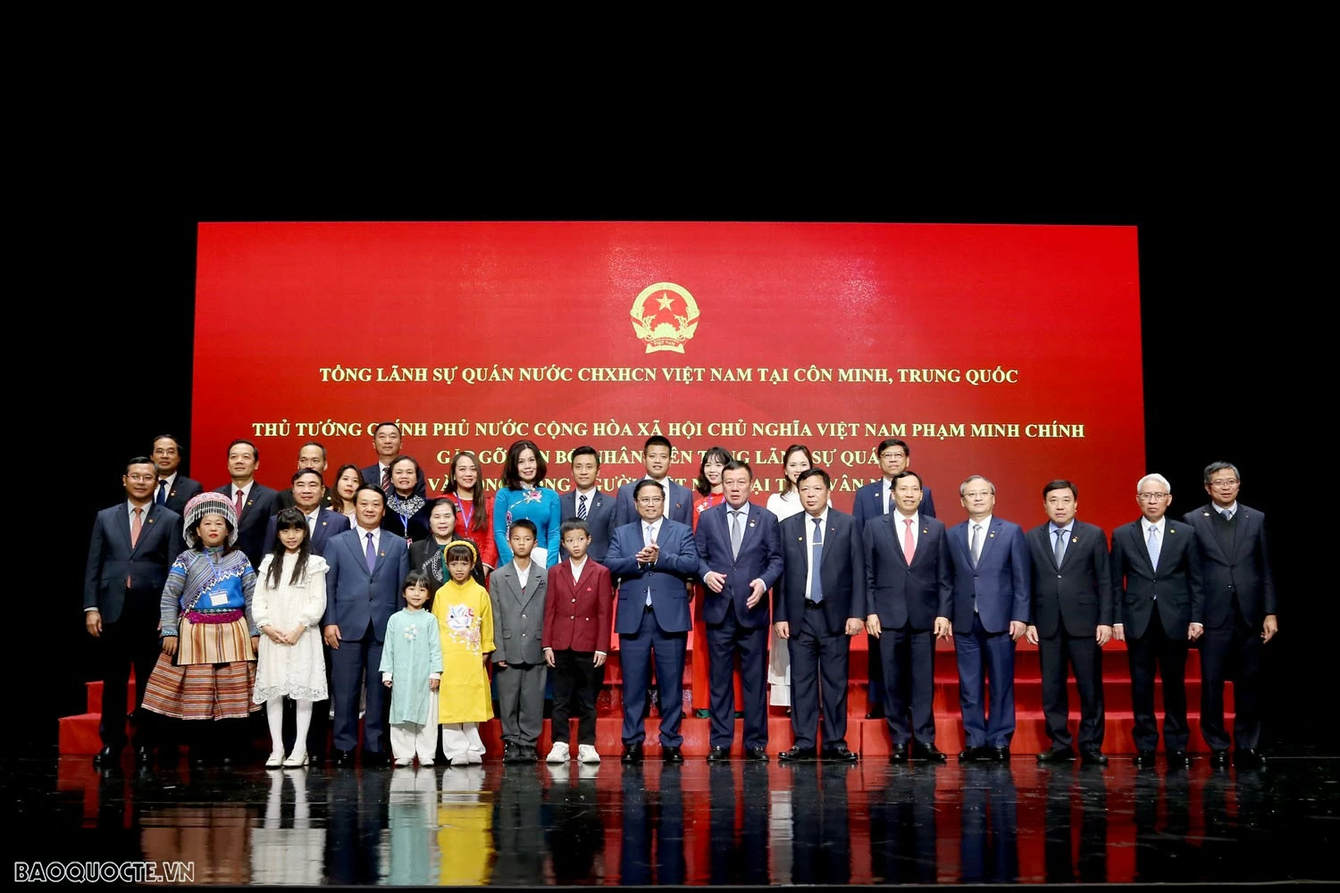 PM Pham Minh Chinh meets Vietnamese citizens in China’s Yunnan province PM Pham Minh Chinh meets Vietnamese citizens in China’s Yunnan province