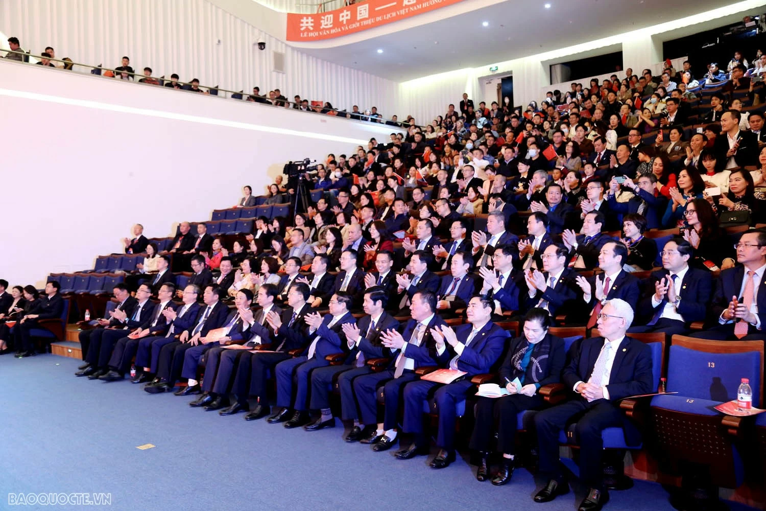 PM Pham Minh Chinh meets Vietnamese citizens in China’s Yunnan province PM Pham Minh Chinh meets Vietnamese citizens in China’s Yunnan province