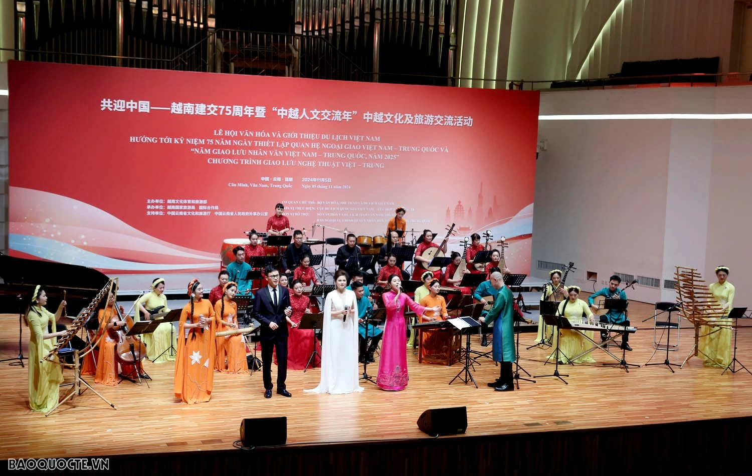 PM Pham Minh Chinh meets Vietnamese citizens in China’s Yunnan province PM Pham Minh Chinh meets Vietnamese citizens in China’s Yunnan province