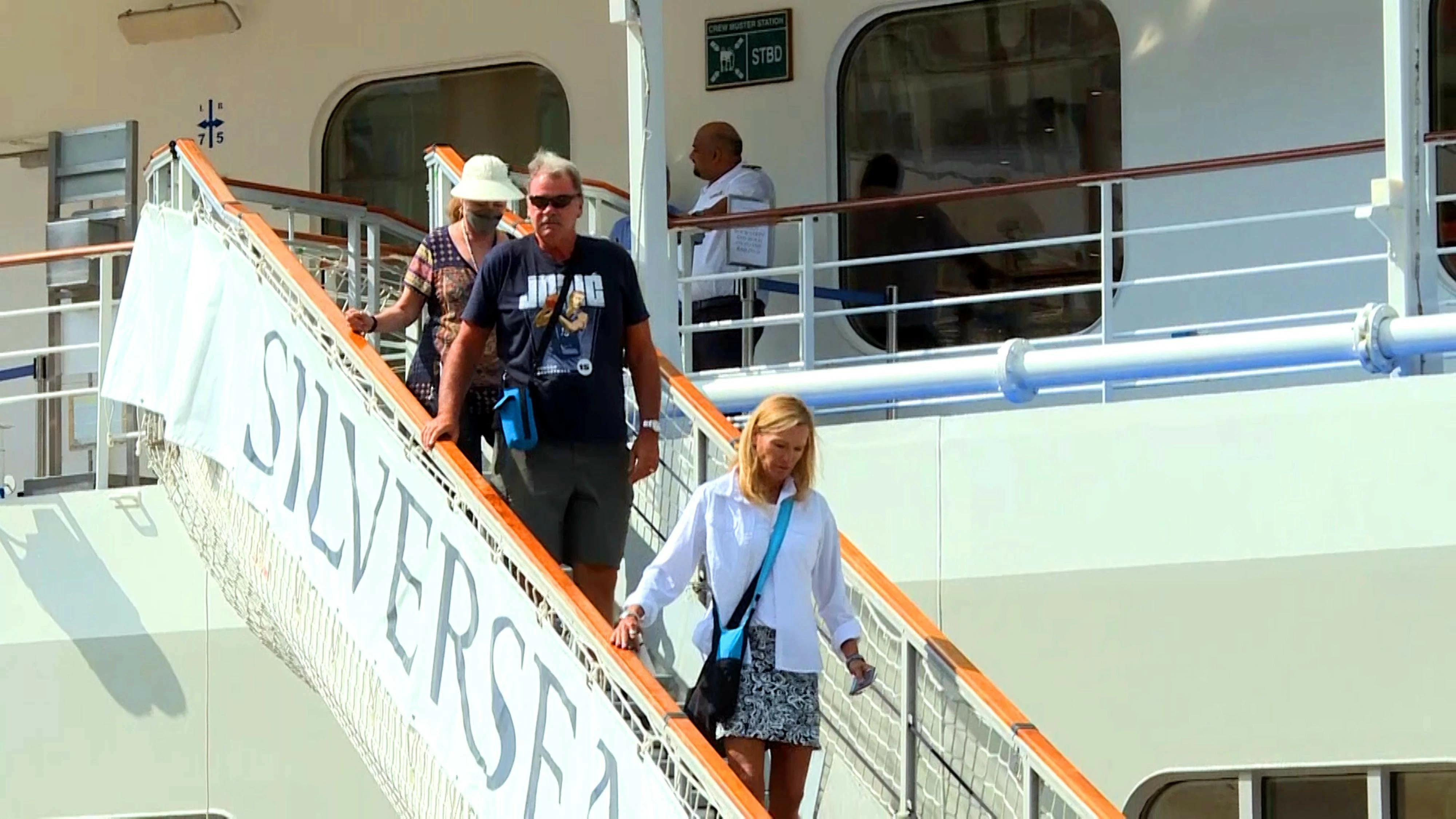 Tàu biển Silversea Cruise đưa hàng trăm du khách tới Hạ Long, ngày 30/3/2024. (Nguồn: BQN) Tàu biển Silversea Cruise đưa hàng trăm du khách tới Hạ Long, ngày 30/3/2024. (Nguồn: BQN)