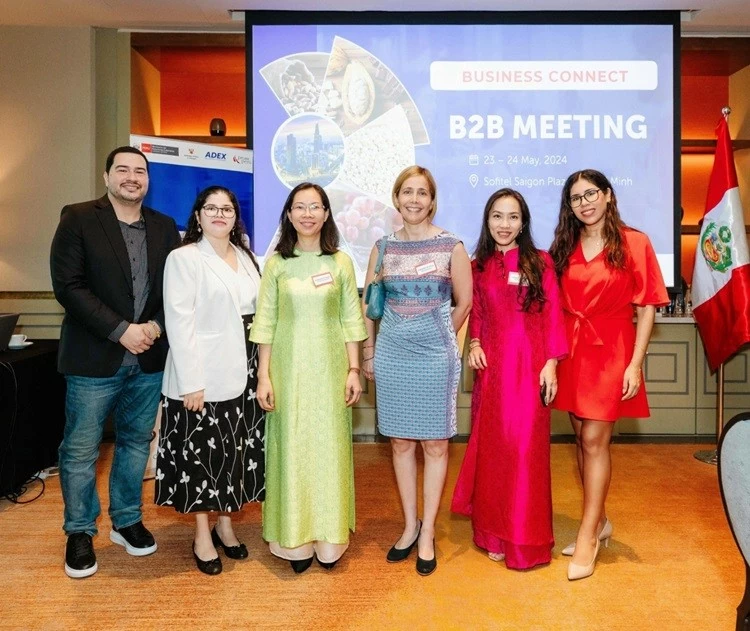 Đại sứ Peru (thứ 3, từ phải sang) tại một sự kiện xúc tiến thương mại do ĐSQ tổ chức tại TP. Hồ Chí Minh tháng 5/2024. (Nguồn: ĐSQ Peru tại Việt Nam) Đại sứ Peru (thứ 3, từ phải sang) tại một sự kiện xúc tiến thương mại do ĐSQ tổ chức tại TP. Hồ Chí Minh tháng 5/2024. (Nguồn: ĐSQ Peru tại Việt Nam)