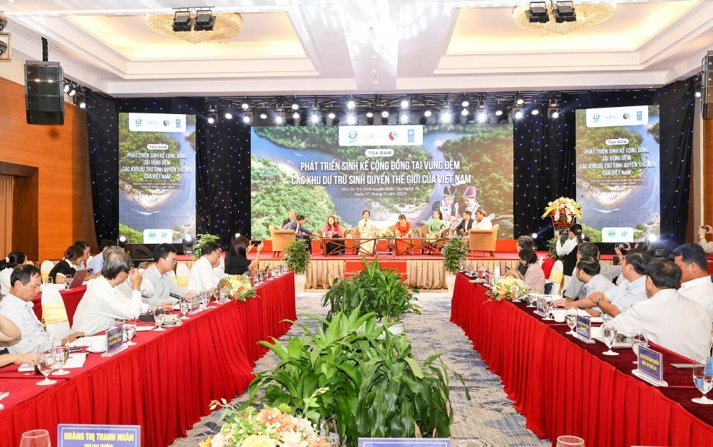 Tọa đàm “Phát triển sinh kế cộng đồng tại vùng đệm các KDTSQ thế giới của Việt Nam” diễn ra chiều 7/11. (Nguồn: Cổng thông tin điện tử tỉnh Nghệ An) Tọa đàm “Phát triển sinh kế cộng đồng tại vùng đệm các KDTSQ thế giới của Việt Nam” diễn ra chiều 7/11. (Nguồn: Cổng thông tin điện tử tỉnh Nghệ An)