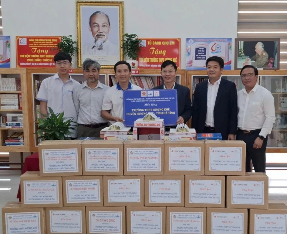 Donating books to Huong Khe high school. Donating books to Huong Khe high school.