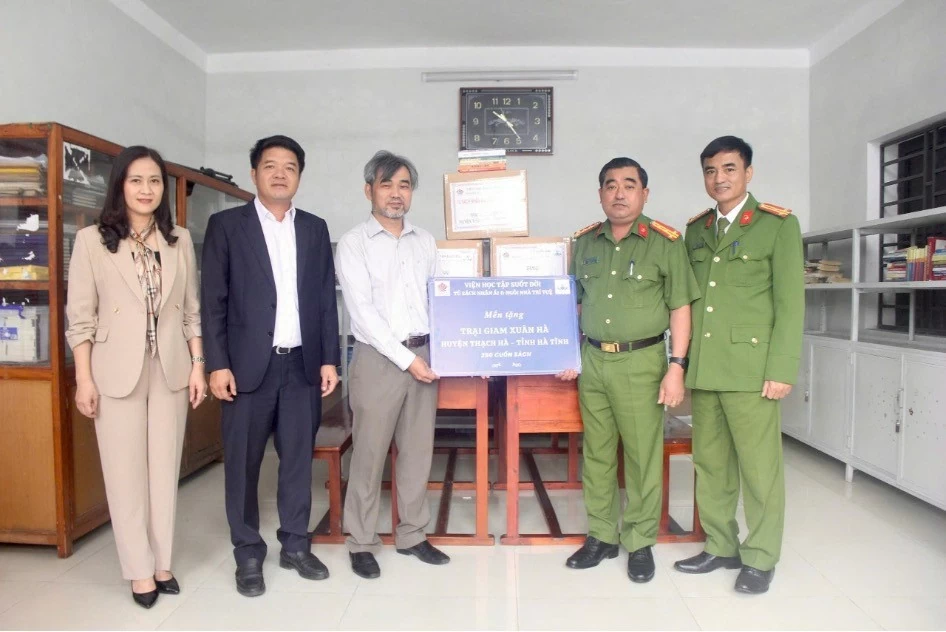 Donating books to Xuan Ha prison. Donating books to Xuan Ha prison.