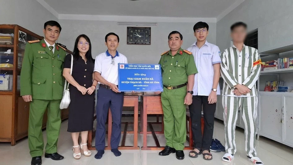 Books are expected to benefit the prisoners Books are expected to benefit the prisoners