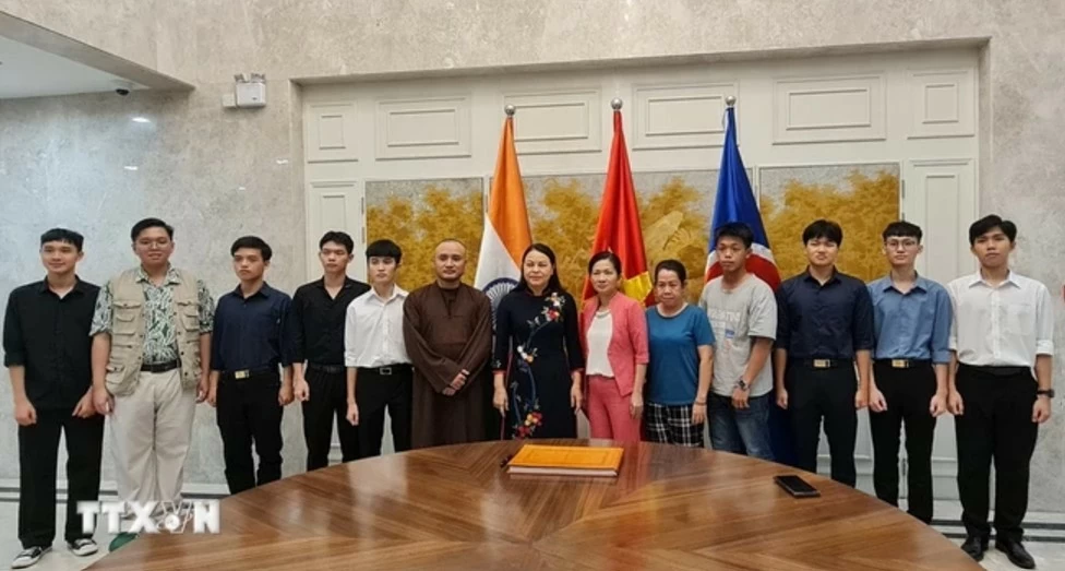 Vietnamese leaders congratulate Cambodia on Independence Day Vietnamese leaders congratulate Cambodia on Independence Day