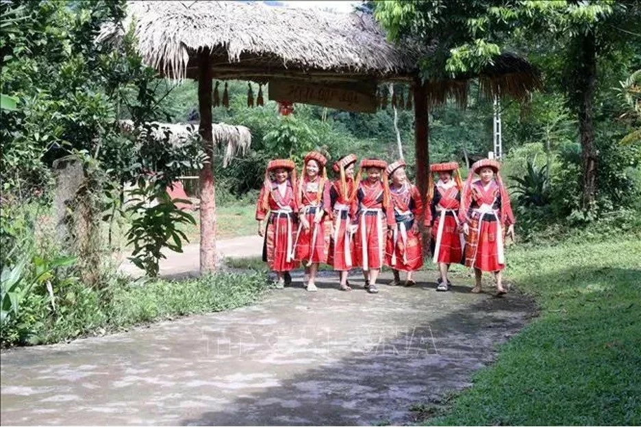 Preserving colorful traditional costume of Pa Then ethnic minority in Tuyen Quang