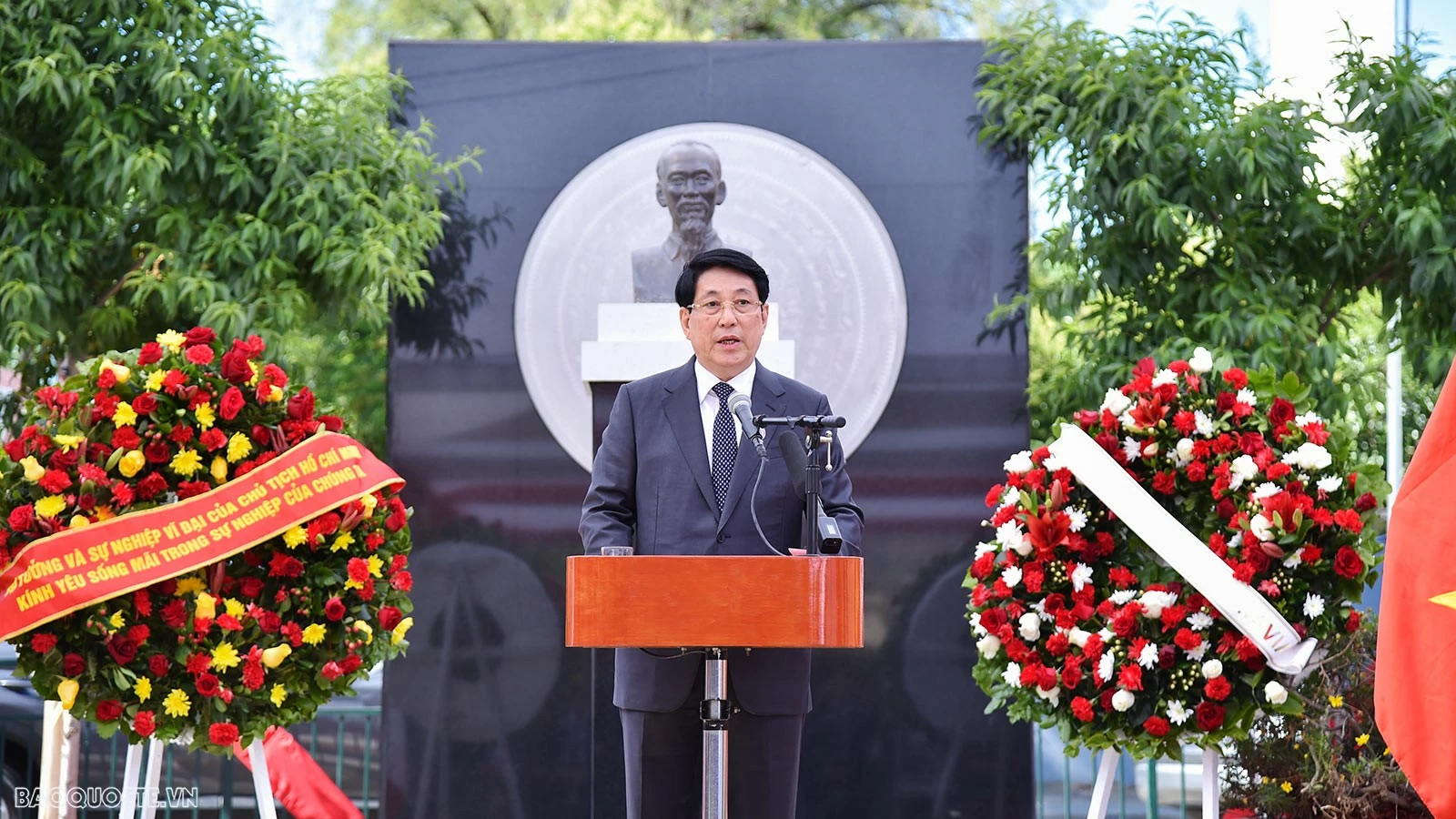 State leader lays wreath in tribute to President Ho Chi Minh in Chile's Santiago State leader lays wreath in tribute to President Ho Chi Minh in Chile's Santiago