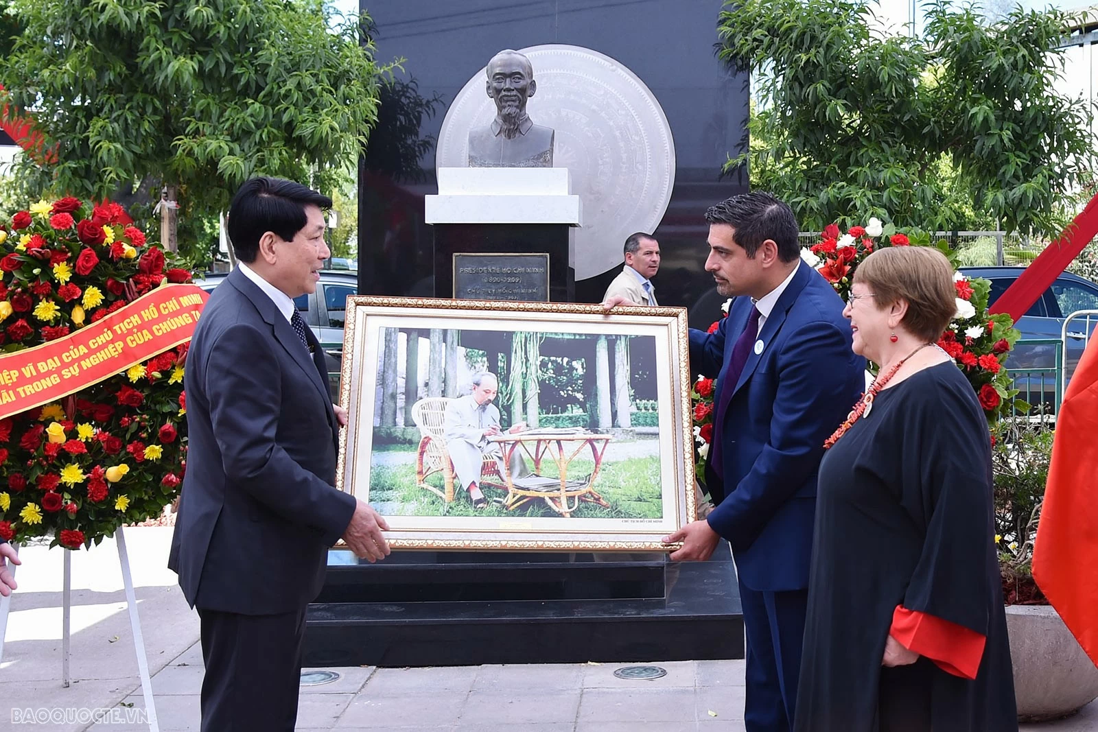 State leader lays wreath in tribute to President Ho Chi Minh in Chile's Santiago State leader lays wreath in tribute to President Ho Chi Minh in Chile's Santiago