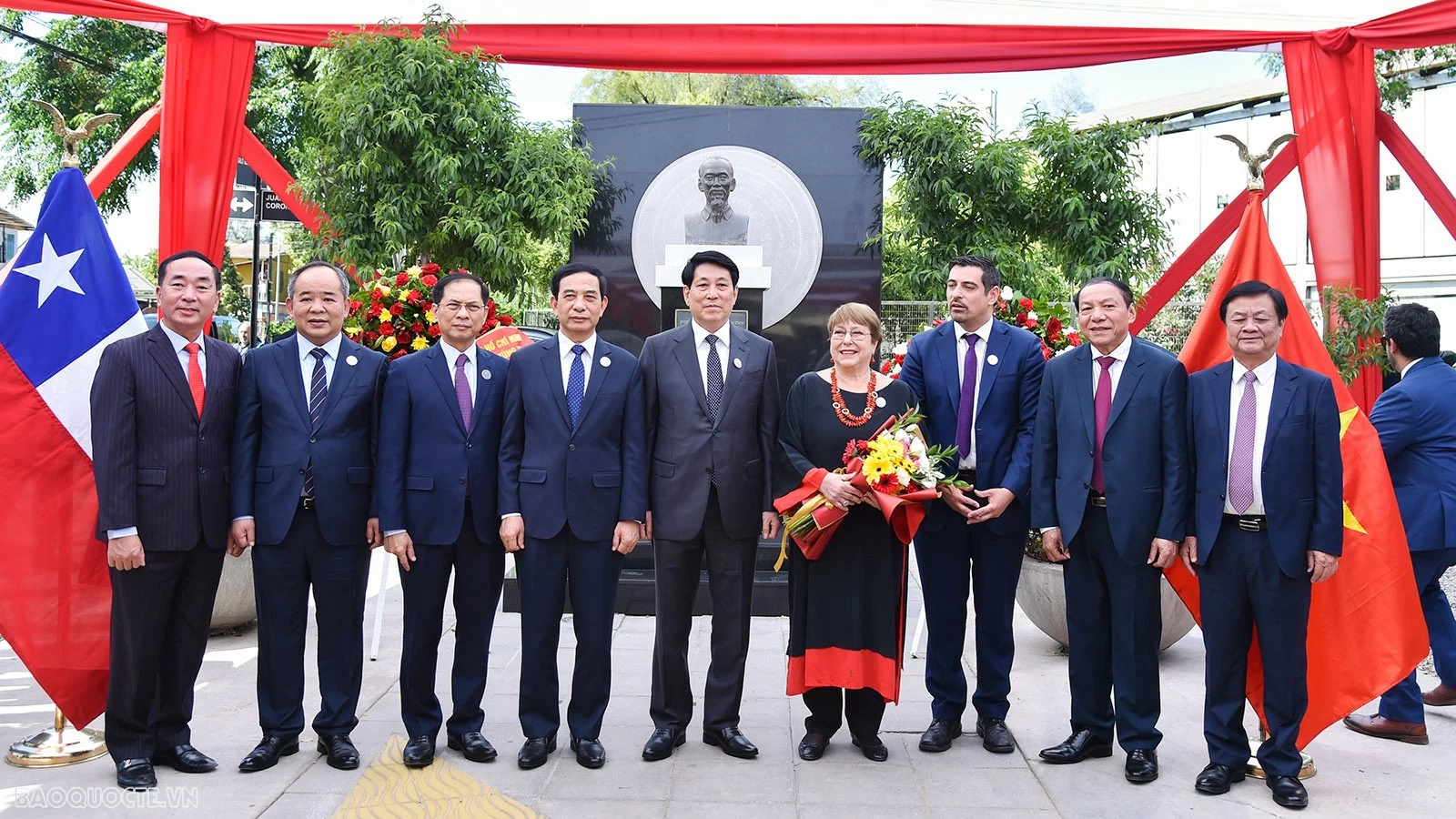 State leader lays wreath in tribute to President Ho Chi Minh in Chile's Santiago State leader lays wreath in tribute to President Ho Chi Minh in Chile's Santiago