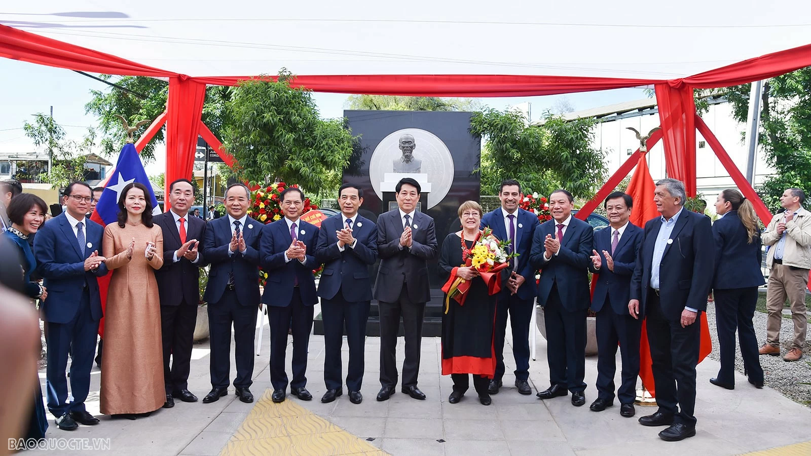 State leader lays wreath in tribute to President Ho Chi Minh in Chile's Santiago State leader lays wreath in tribute to President Ho Chi Minh in Chile's Santiago