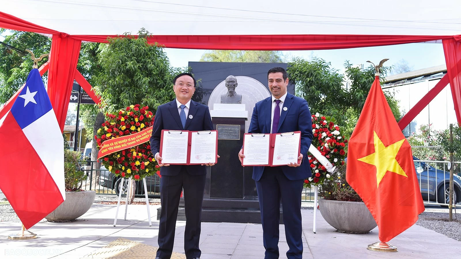 State leader lays wreath in tribute to President Ho Chi Minh in Chile's Santiago State leader lays wreath in tribute to President Ho Chi Minh in Chile's Santiago