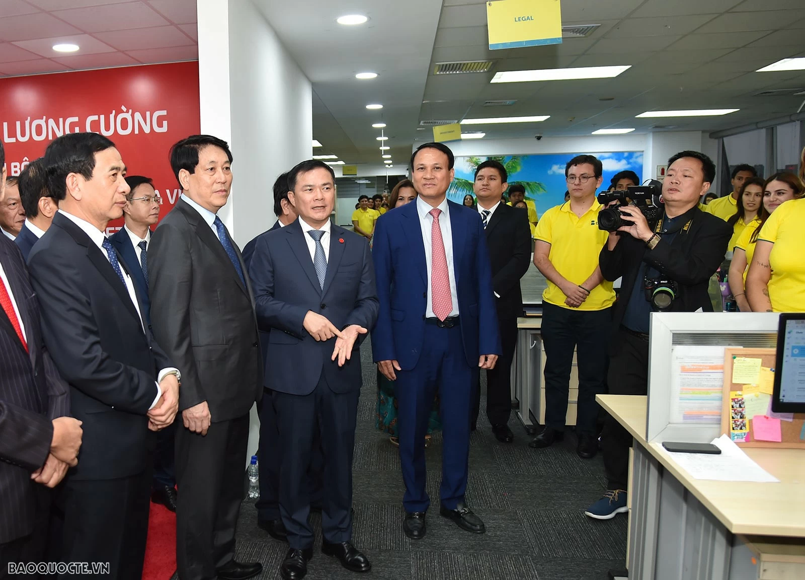 President Luong Cuong visits Bitel headquarters in Peru. (Photo: Tuan Anh) President Luong Cuong visits Bitel headquarters in Peru. (Photo: Tuan Anh)
