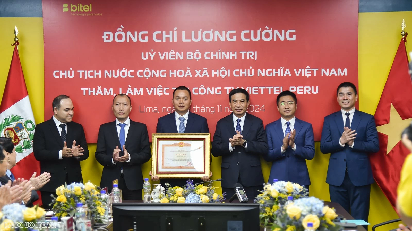 Minister of National Defense Phan Van Giang, on behalf of the Prime Minister, presented a certificate of merit to Viettel Peru Company, a subsidiary of Viettel International Investment Corporation. (Photo: Tuan Anh) Minister of National Defense Phan Van Giang, on behalf of the Prime Minister, presented a certificate of merit to Viettel Peru Company, a subsidiary of Viettel International Investment Corporation. (Photo: Tuan Anh)