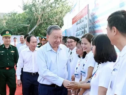 Party chief visits residents, soldiers on Bach Long Vi island Party chief visits residents, soldiers on Bach Long Vi island