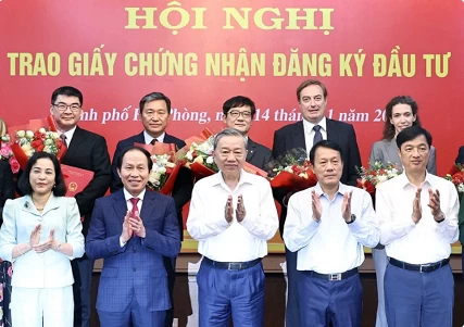 Hai Phong hands over investment certificates to 12 FDI projects Hai Phong hands over investment certificates to 12 FDI projects