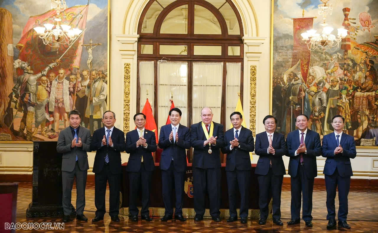 President Luong Cuong meets Lima Mayor, receives token key President Luong Cuong meets Lima Mayor, receives token key